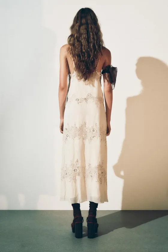 ПЛАТЬЕ МИДИ С КРУЖЕВОМ — коллекция Zara «ZW»