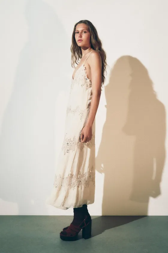 ПЛАТЬЕ МИДИ С КРУЖЕВОМ — коллекция Zara «ZW»