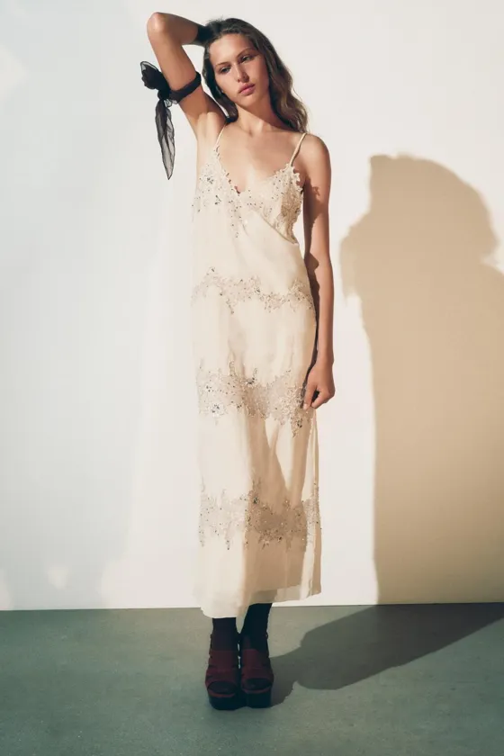 ПЛАТЬЕ МИДИ С КРУЖЕВОМ — коллекция Zara «ZW»