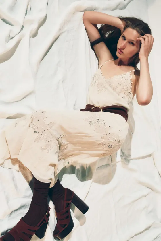 ПЛАТЬЕ МИДИ С КРУЖЕВОМ — коллекция Zara «ZW»