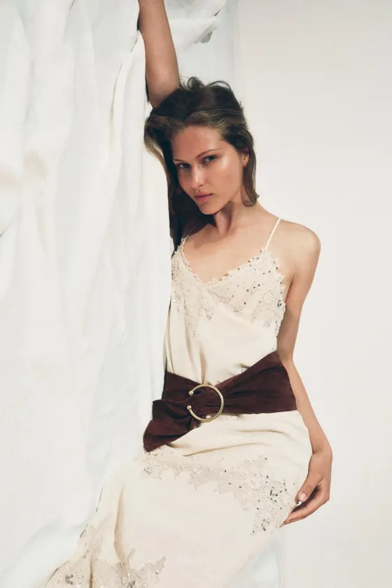 ПЛАТЬЕ МИДИ С КРУЖЕВОМ — коллекция Zara «ZW»