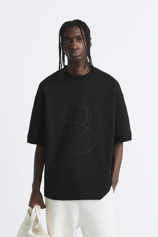 Футболка с нашивкой в тон- Заказать в России