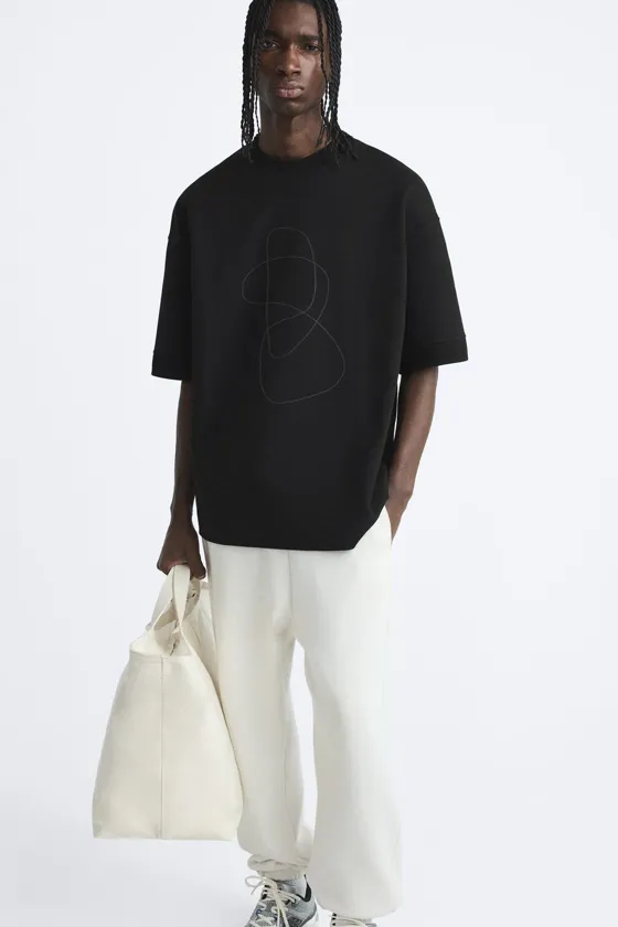 ФУТБОЛКА С НАШИВКОЙ В ТОН