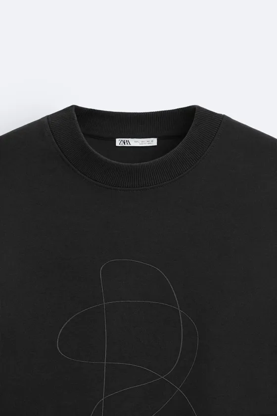 ФУТБОЛКА С НАШИВКОЙ В ТОН