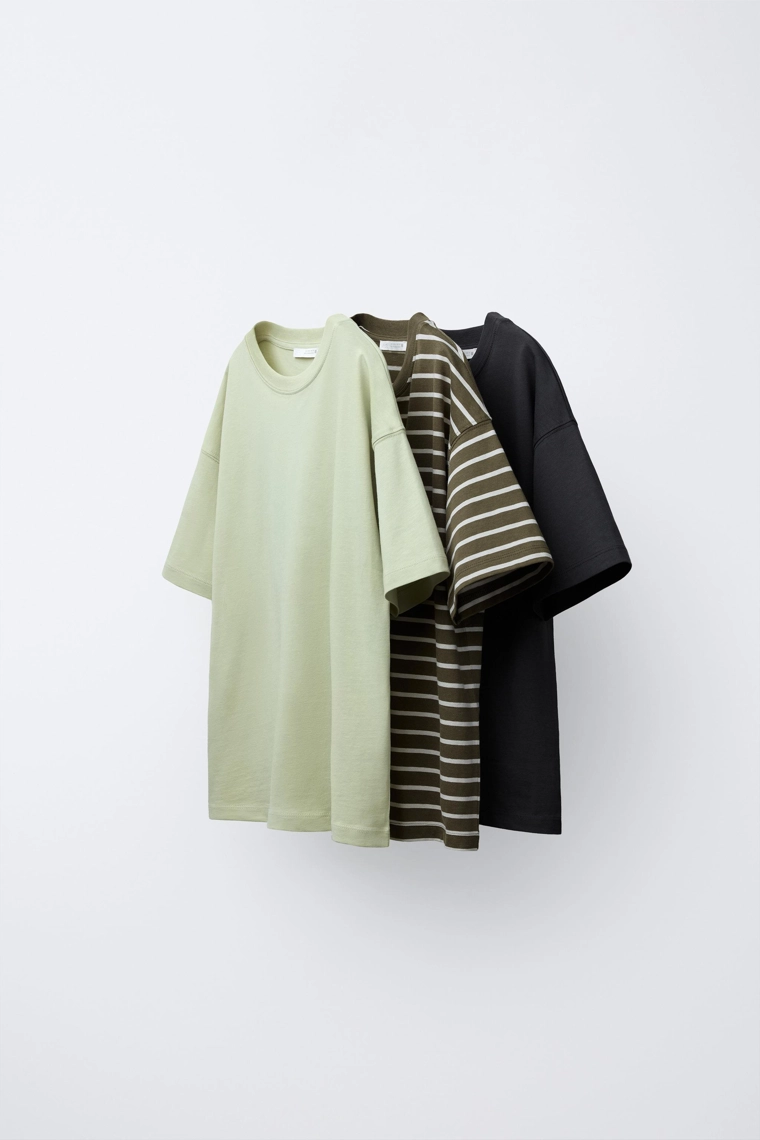 Набор из трех футболок в полоску и однотонных
