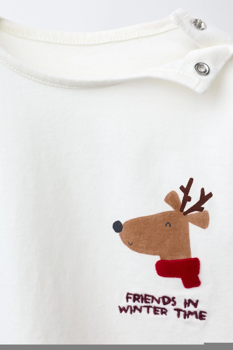 Футболка с принтом оленями и флокировкой