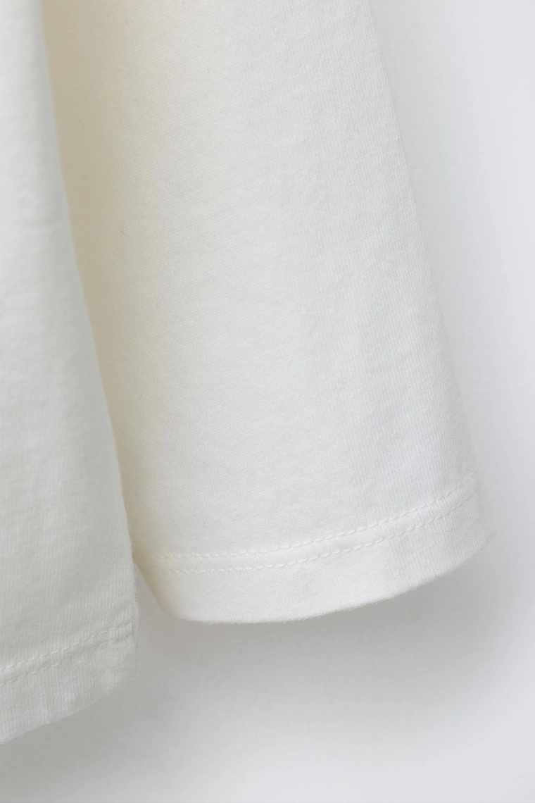 Футболка с принтом оленями и флокировкой