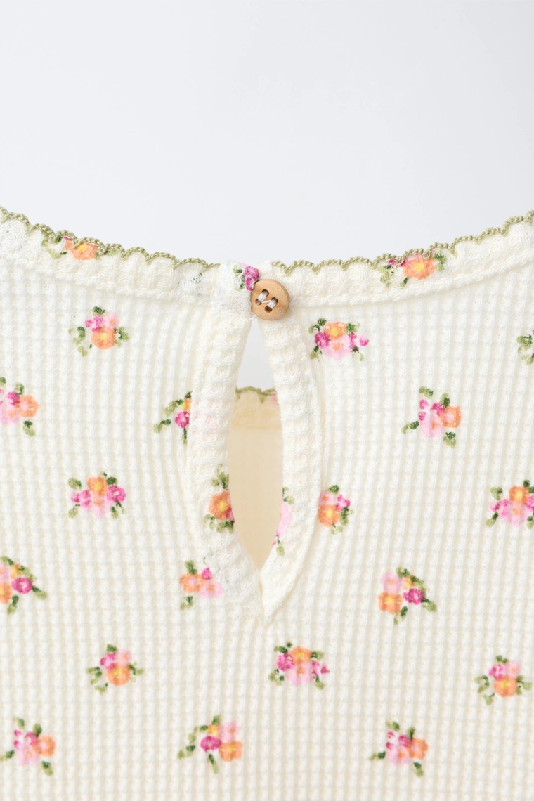 Футболка с вафельным плетением и цветочным узором