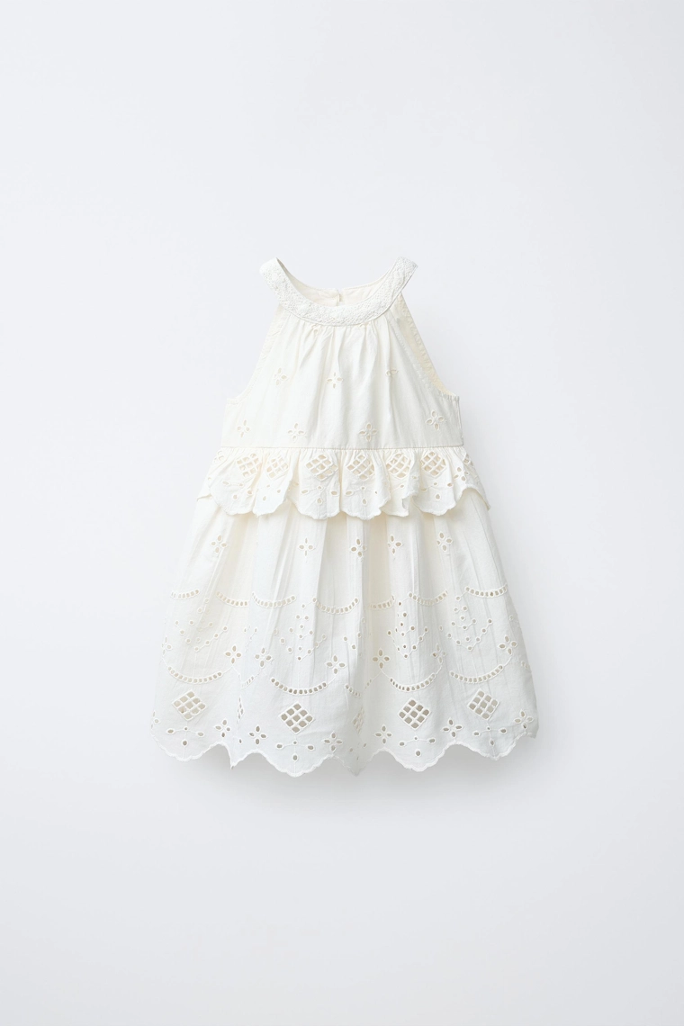 Платье с вышивкой на шее