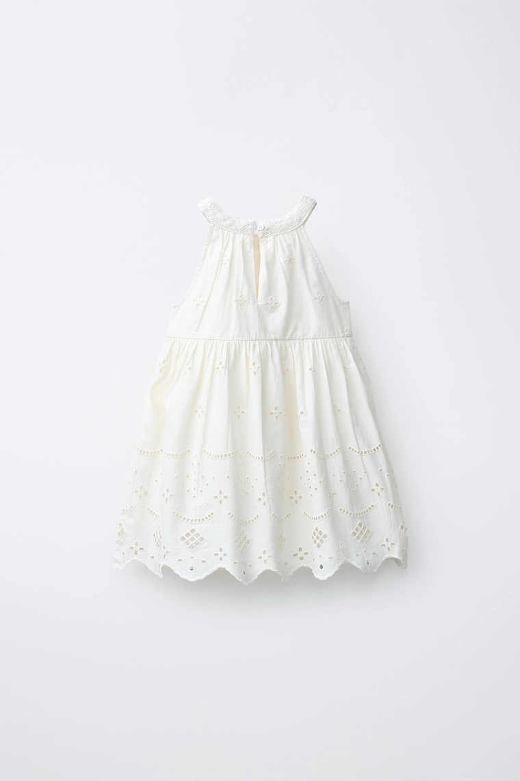 Платье с вышивкой на шее