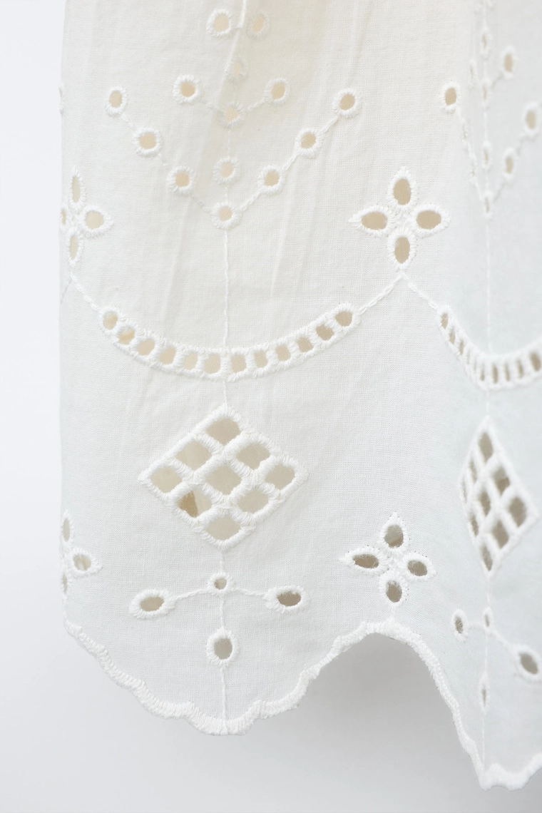 Платье с вышивкой на шее