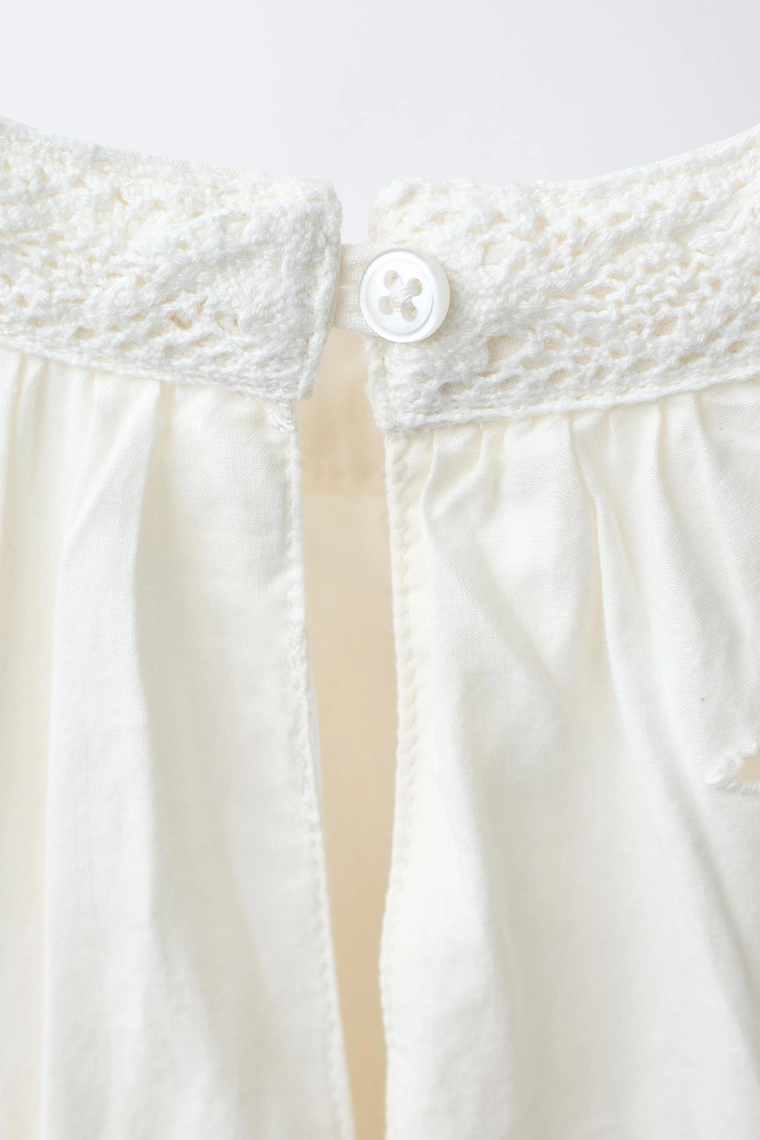 Платье с вышивкой на шее