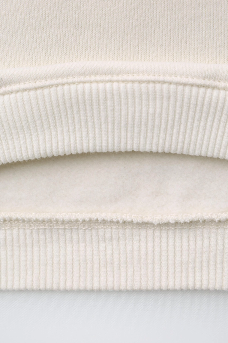 Свитшот с раглановыми рукавами и слоганом