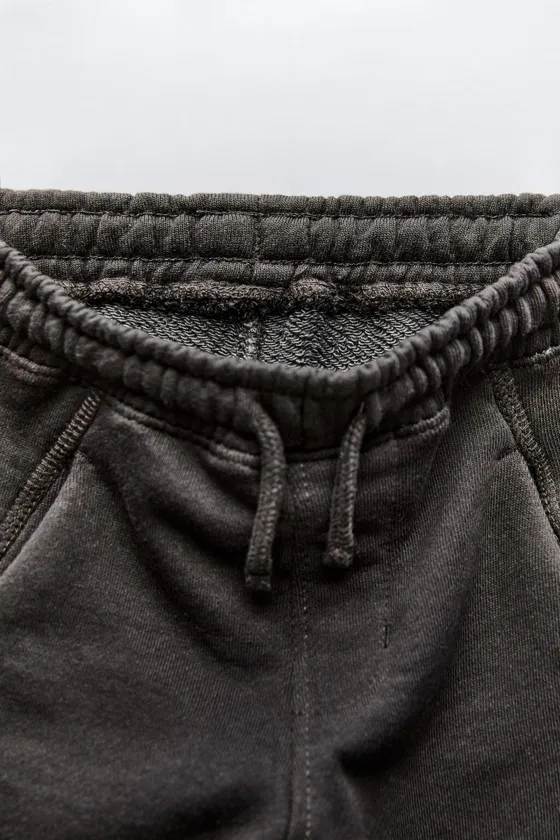 БРЮКИ ИЗ МЯГКОЙ ТКАНИ С НАШИВКОЙ