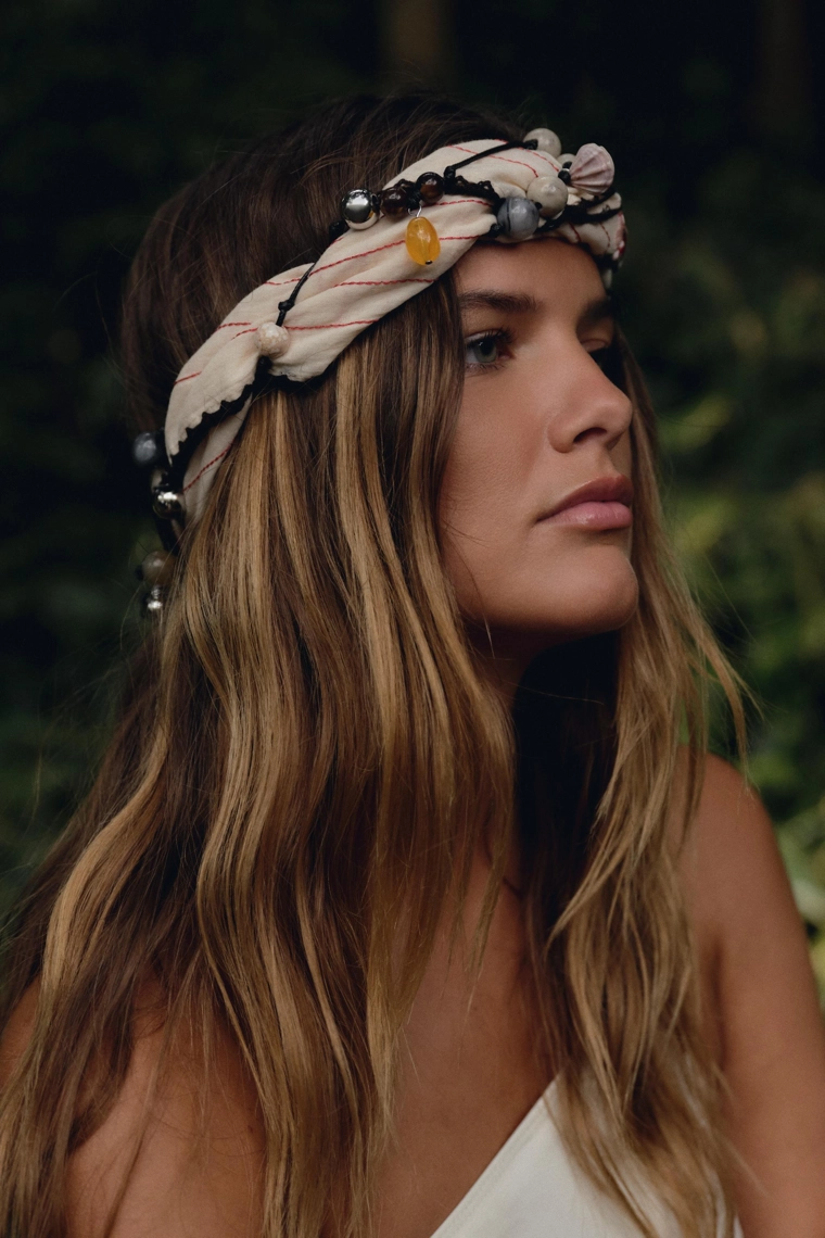 Полосатый шарф с вышитыми цветами