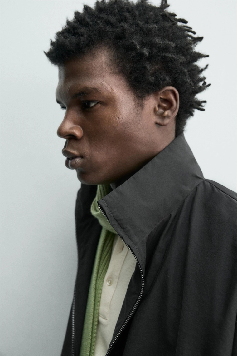 Удобная куртка-бомбер свободного кроя