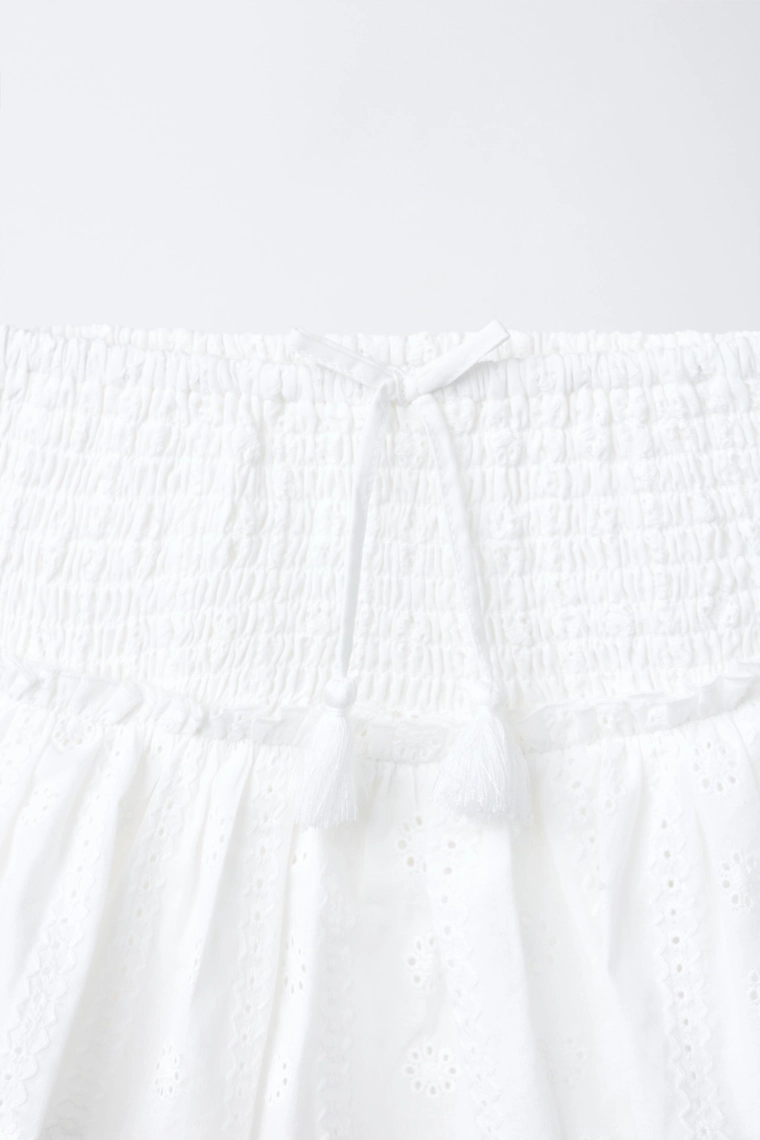 Юбка-шорты с оборками и кружевной вышивкой