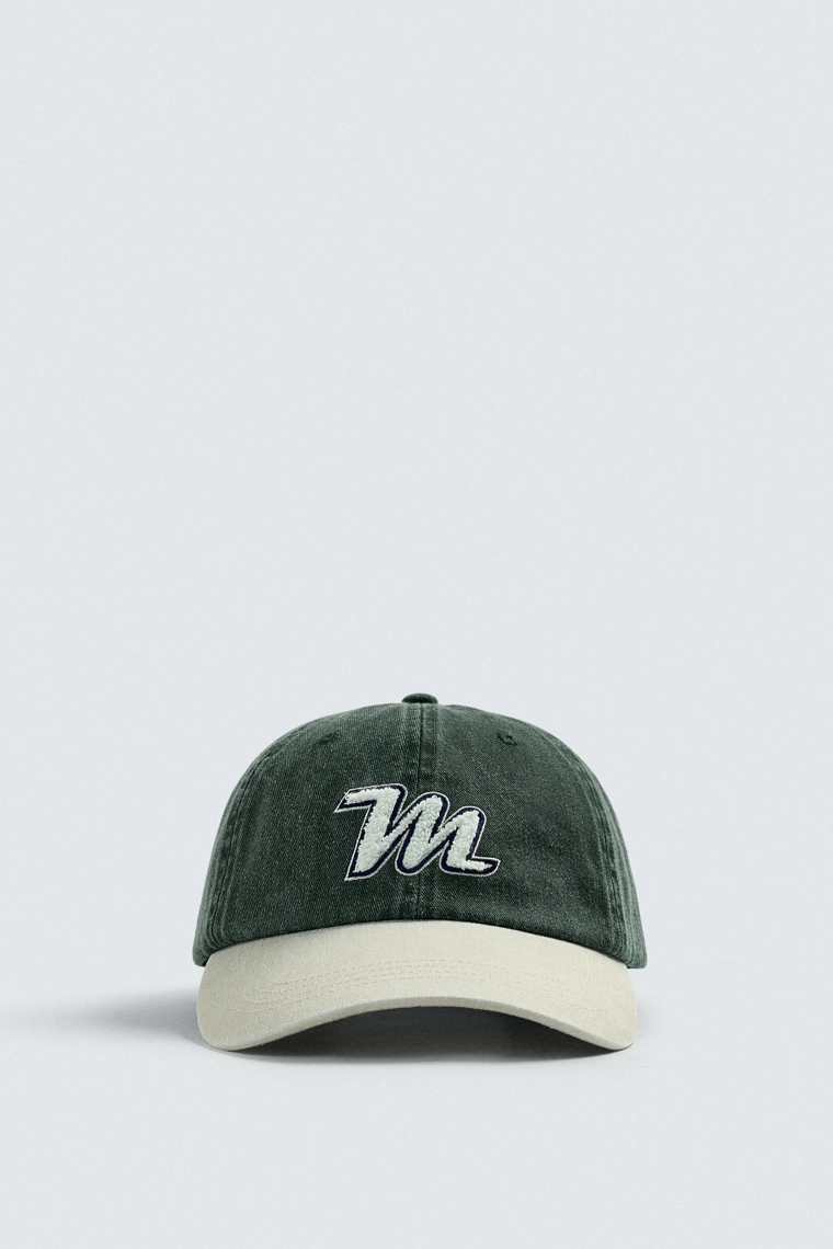 Бейсболка с нашивкой буквы