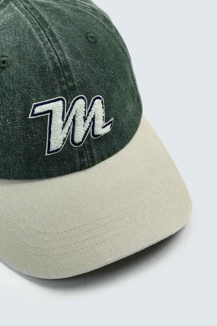 Бейсболка с нашивкой буквы