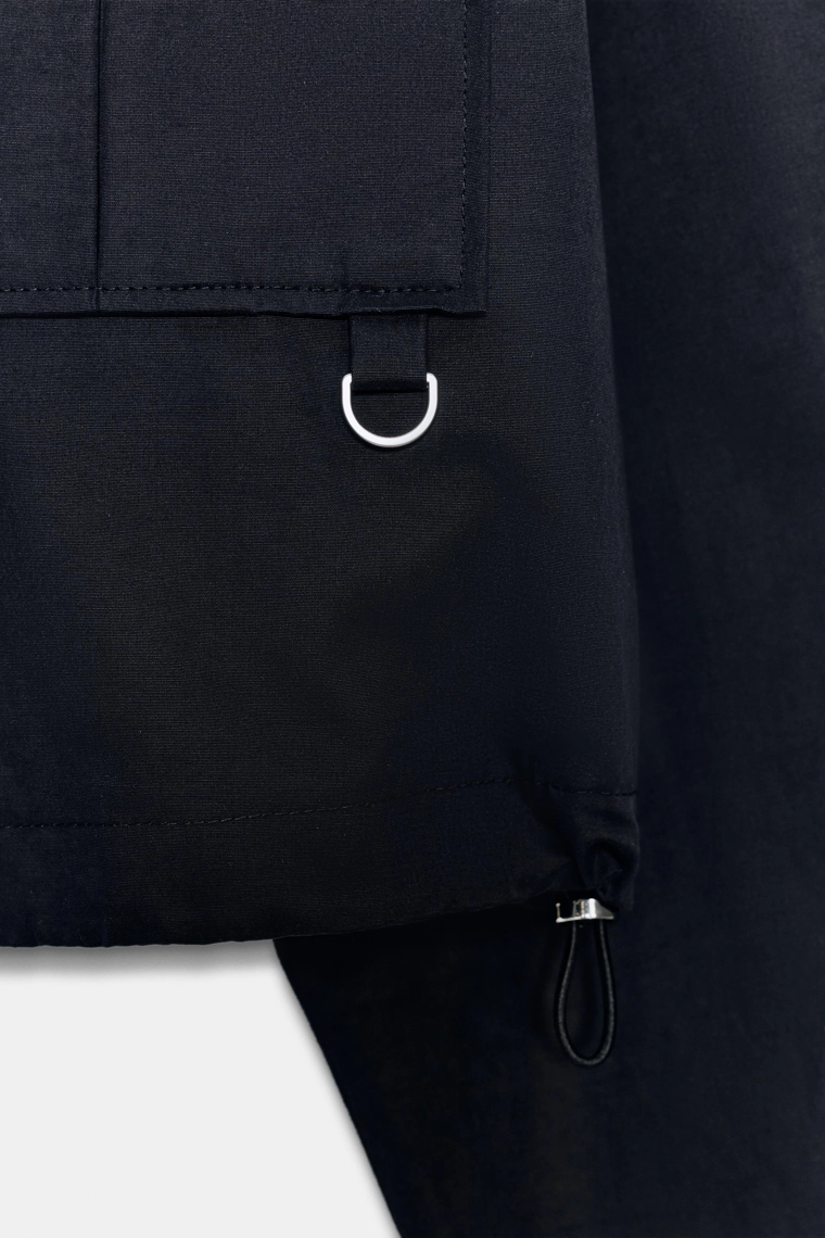 Короткая куртка с высоким воротником