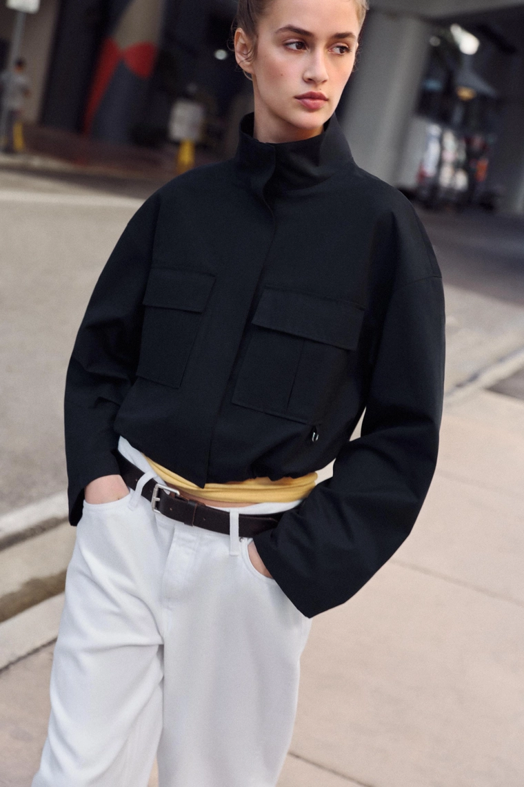 Короткая куртка с высоким воротником