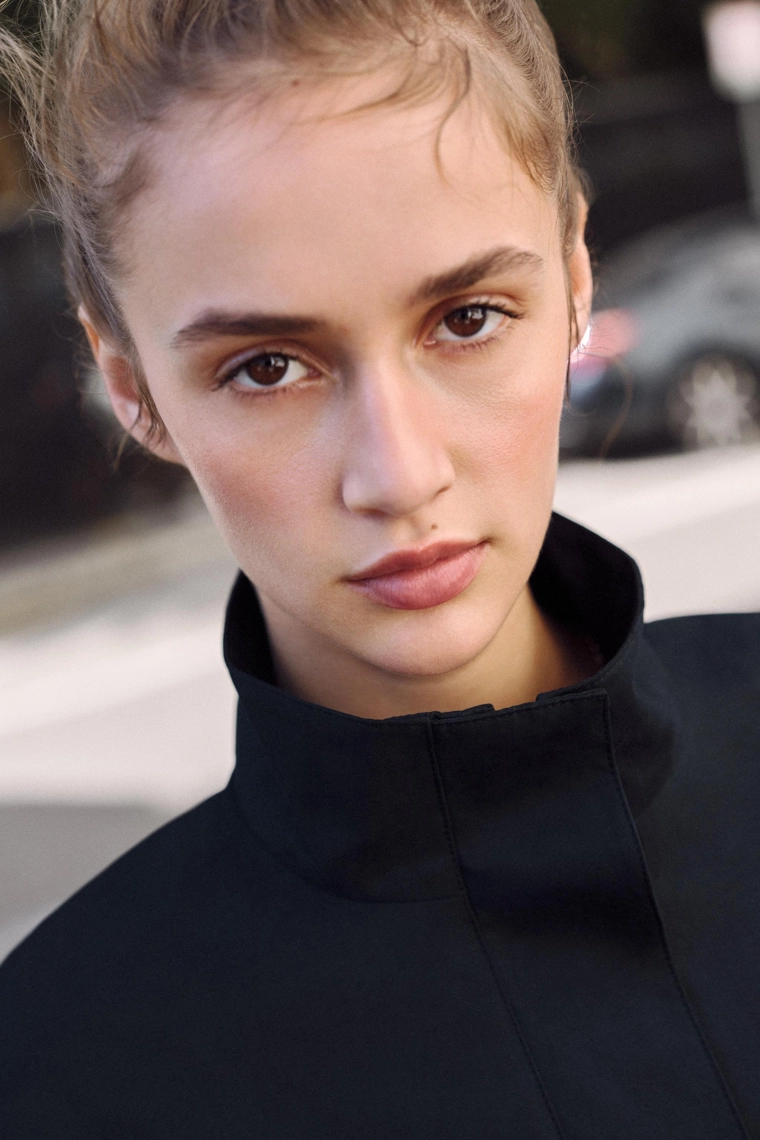 Короткая куртка с высоким воротником