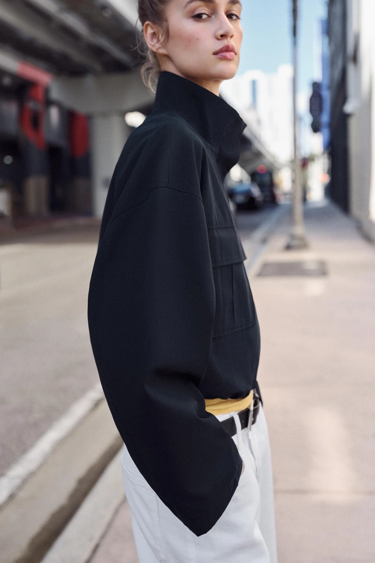 Короткая куртка с высоким воротником