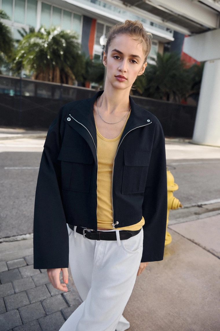 Короткая куртка с высоким воротником