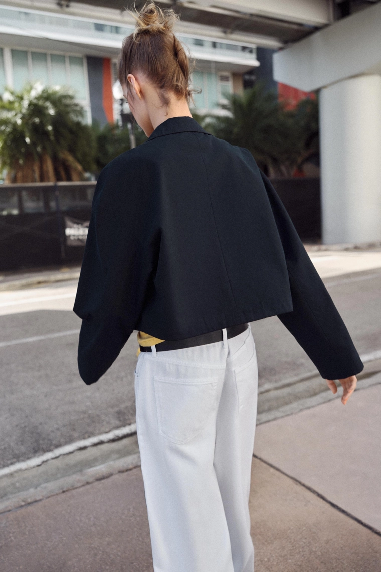 Короткая куртка с высоким воротником