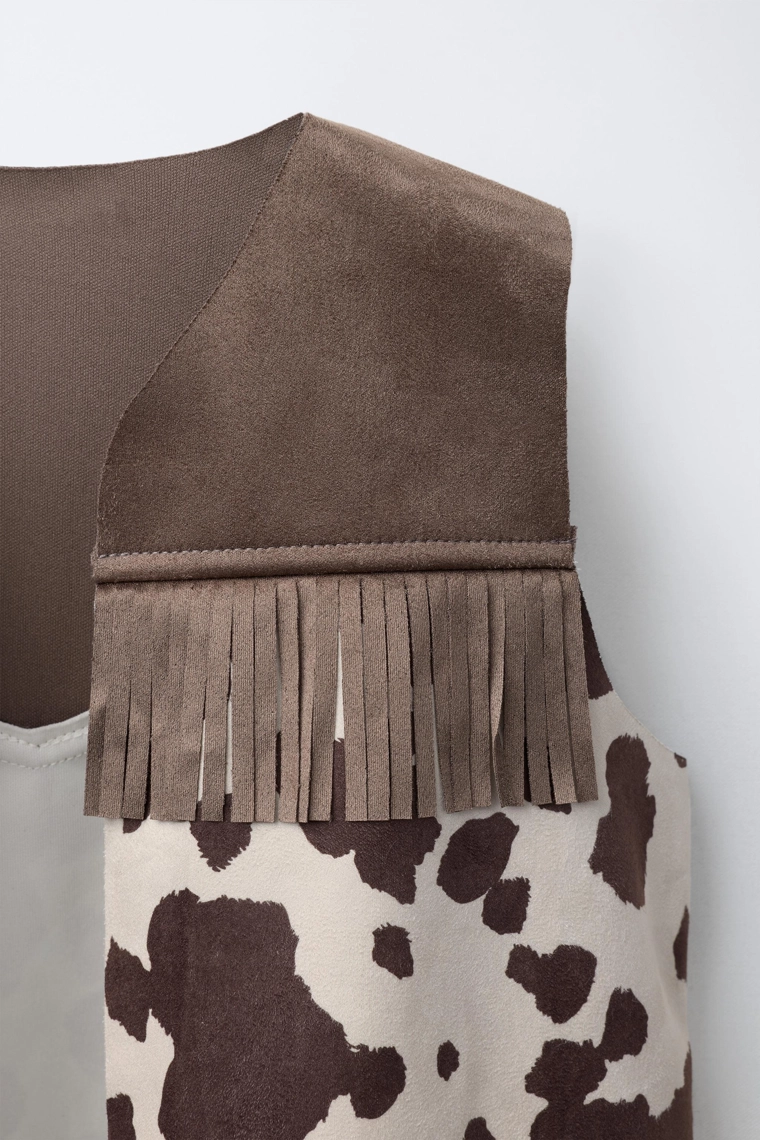 Костюм ковбоя в анималистическом принте с бахромой