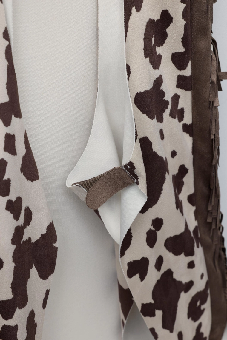 Костюм ковбоя в анималистическом принте с бахромой