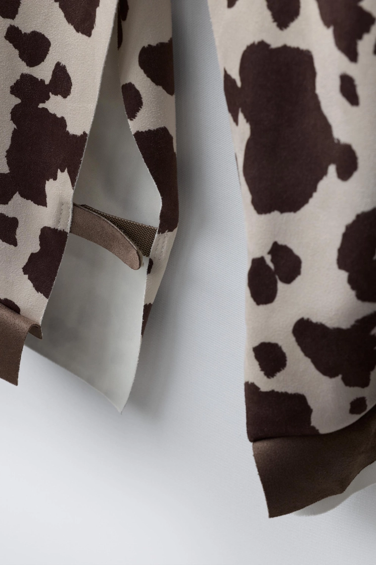 Костюм ковбоя в анималистическом принте с бахромой