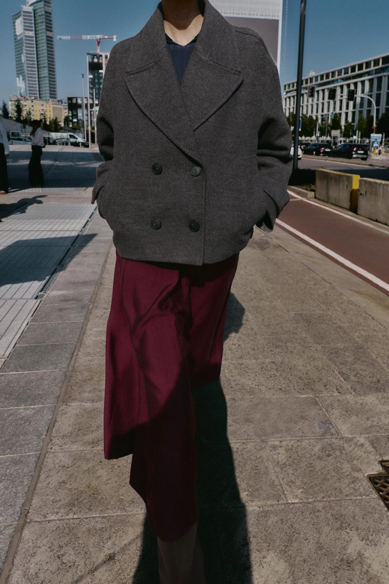 Пальто с двубортной застежкой из мягкого материала