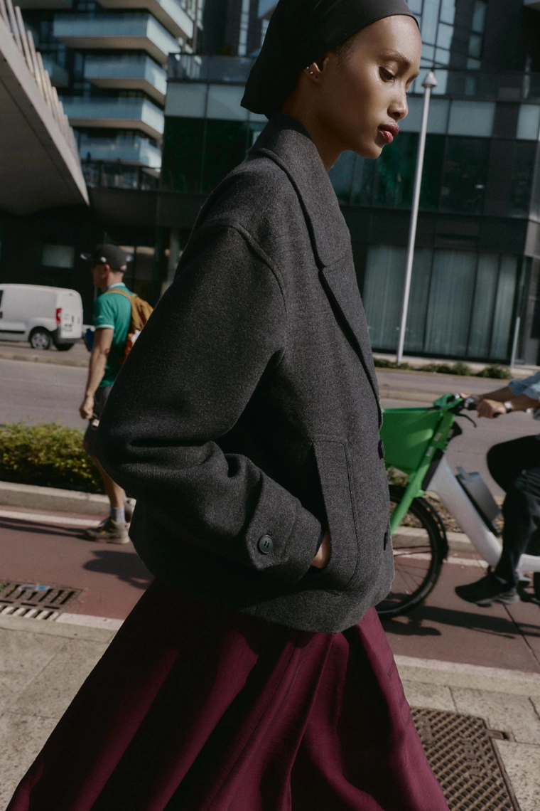 Пальто с двубортной застежкой из мягкого материала