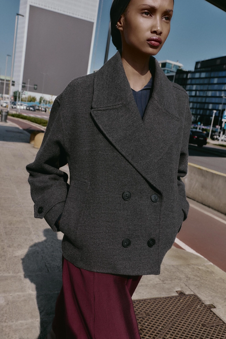 Пальто с двубортной застежкой из мягкого материала