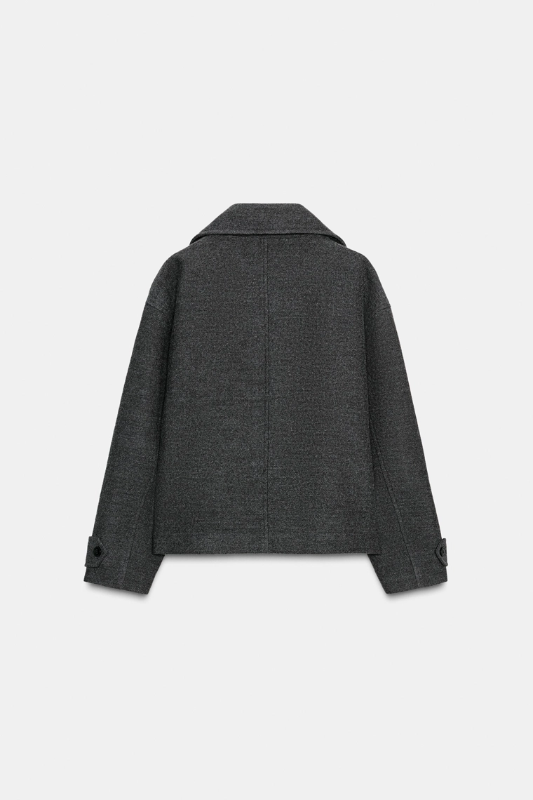 Пальто с двубортной застежкой из мягкого материала