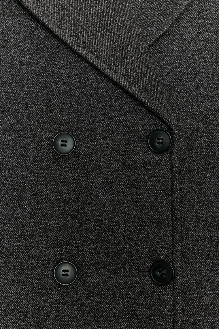 Пальто с двубортной застежкой из мягкого материала