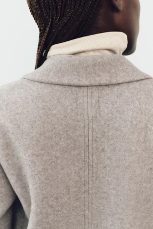 Пальто из мягкой ткани с пуговицей- Заказать в России