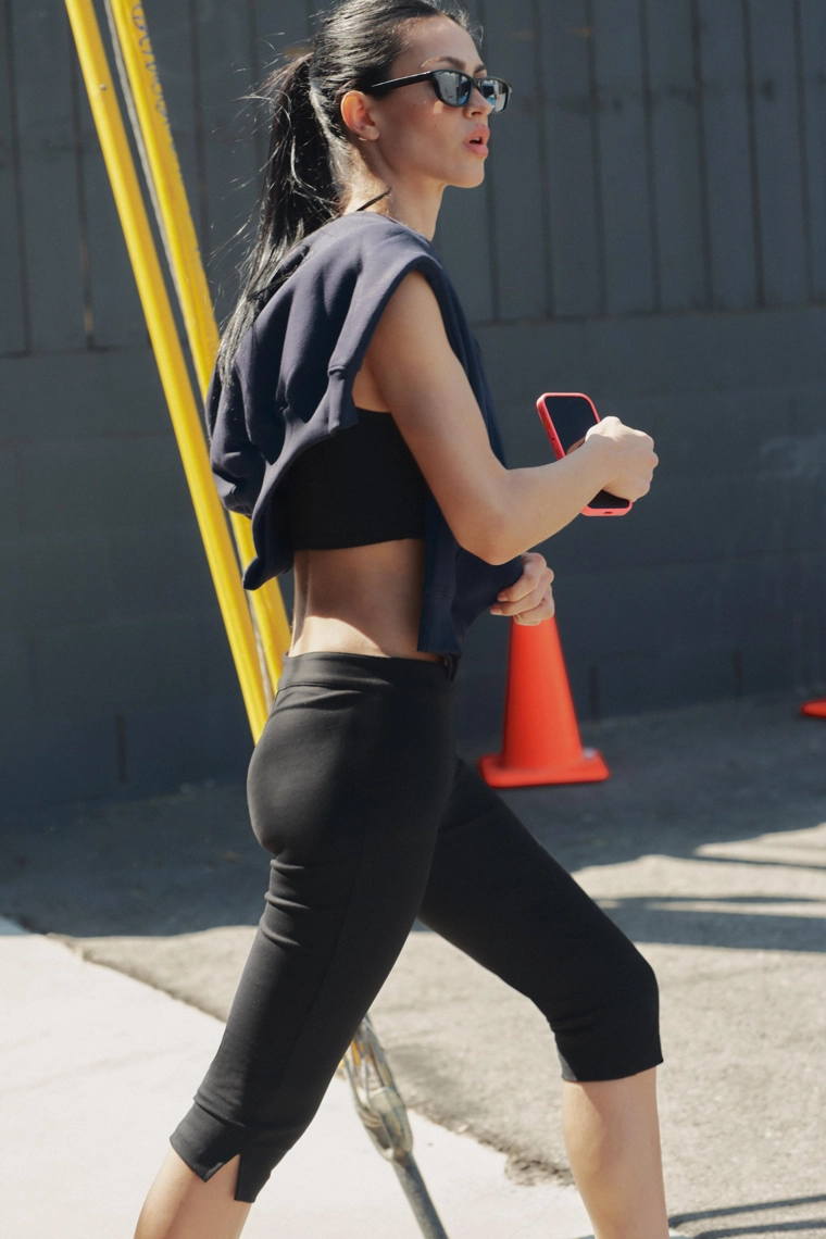 Укороченные брюки-капри из эластичной ткани