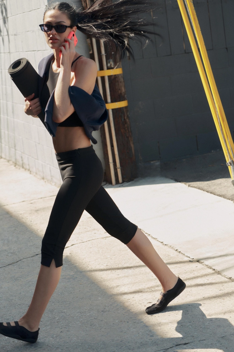 Укороченные брюки-капри из эластичной ткани