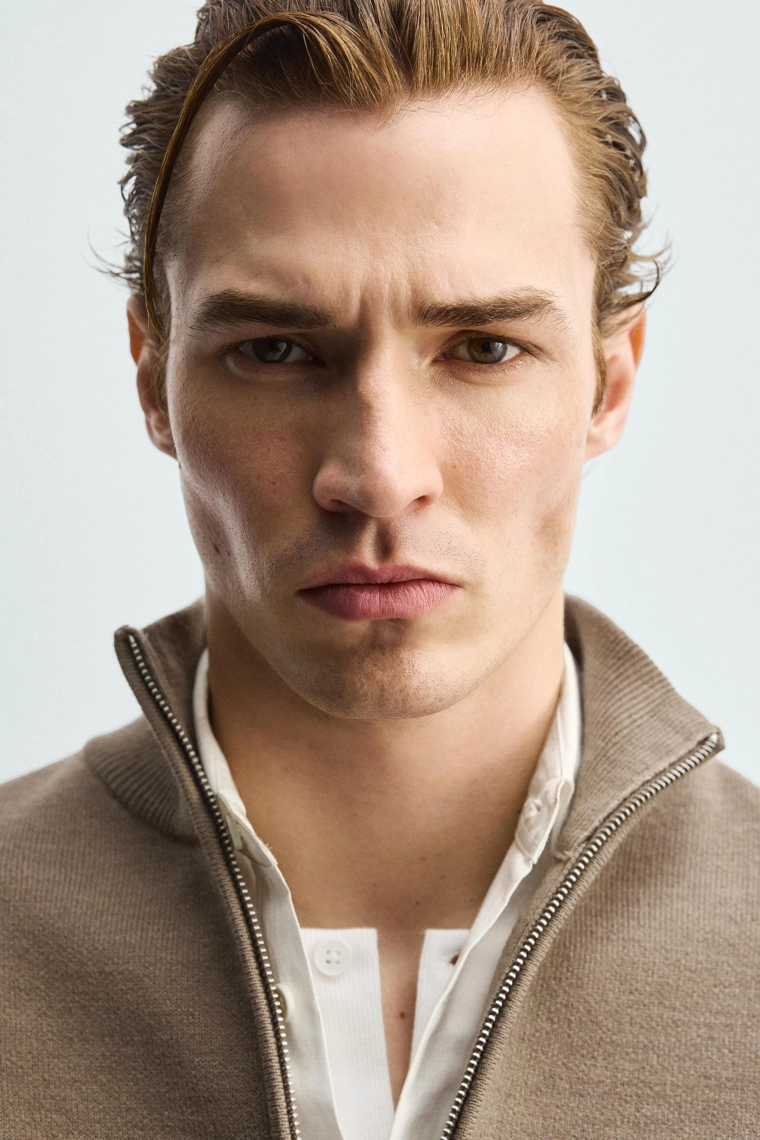 Свитер с четвертью молнии