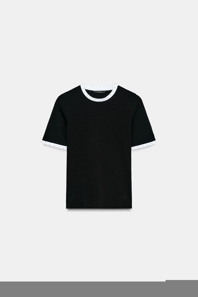 Футболка с объемным трикотажем и бисерными украшениями