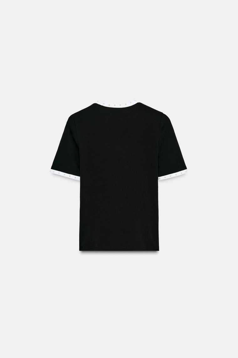 Футболка с объемным трикотажем и бисерными украшениями