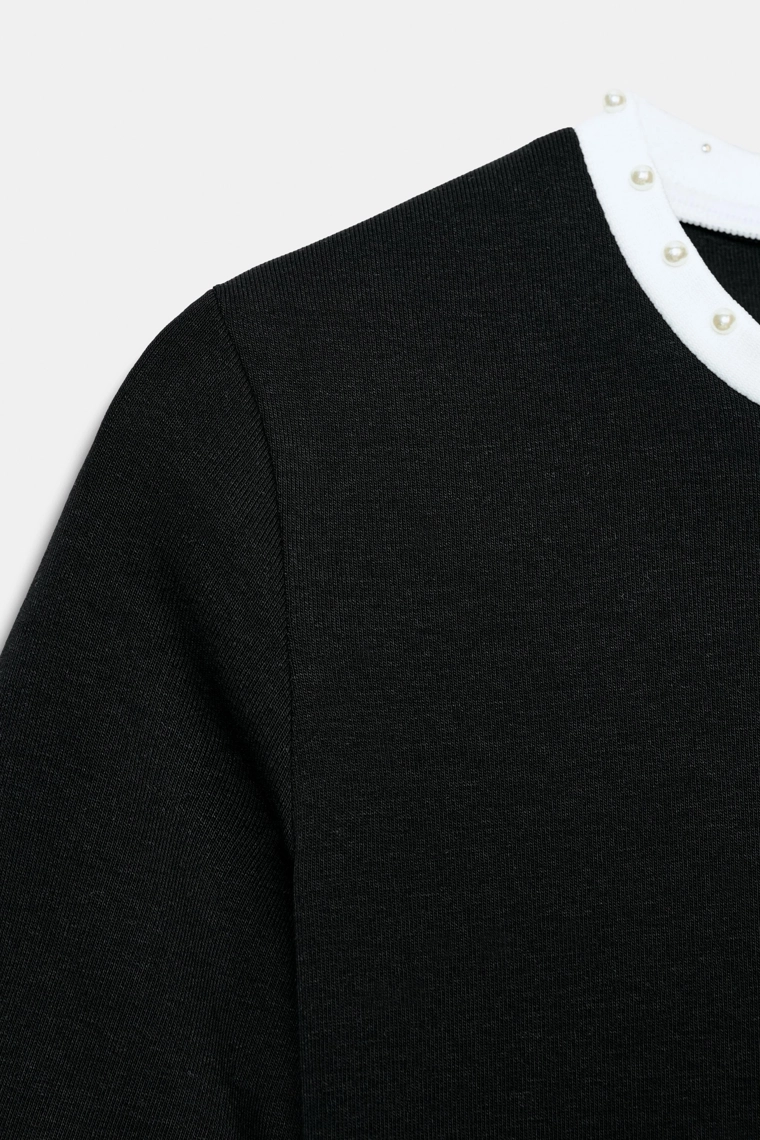 Футболка с объемным трикотажем и бисерными украшениями