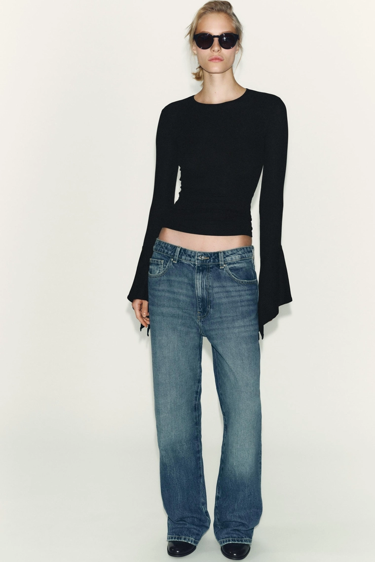 Футболка с оборками на рукавах