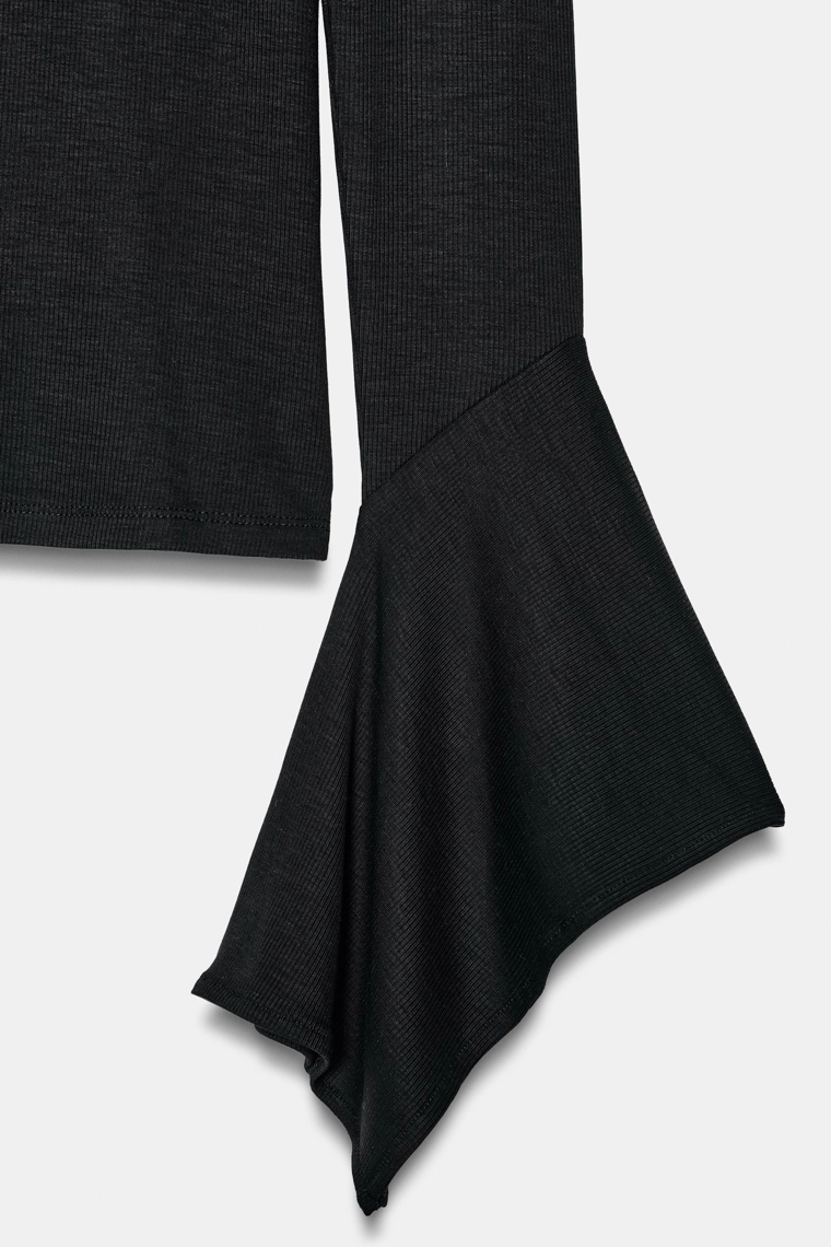 Футболка с оборками на рукавах