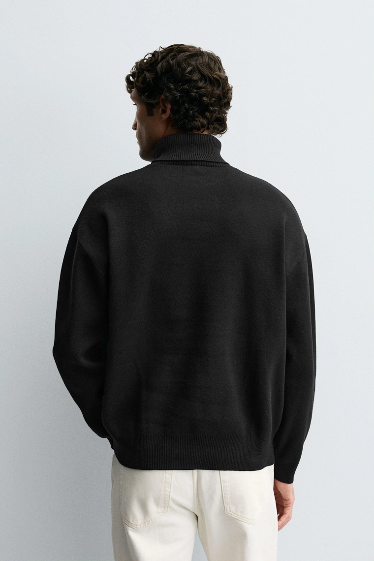 Мягкий свитер с высоким воротом