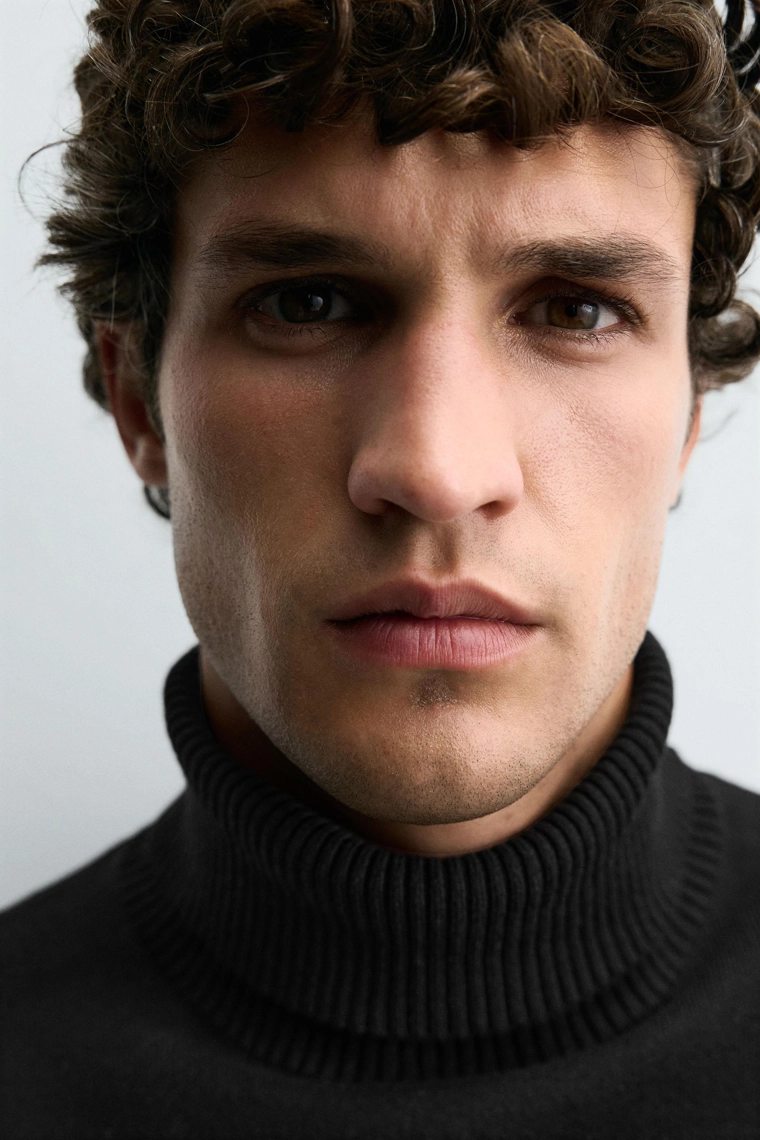 Мягкий свитер с высоким воротом