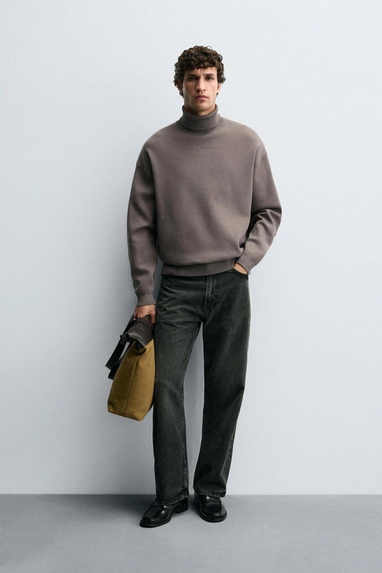 Мягкий свитер с высоким воротом