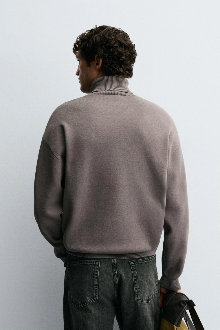 Мягкий свитер с высоким воротом